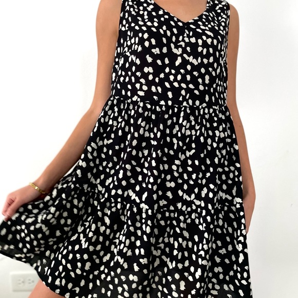 Dresses & Skirts - Mini Flowey black dress